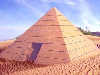 Pyramide aus verwittertem Stein